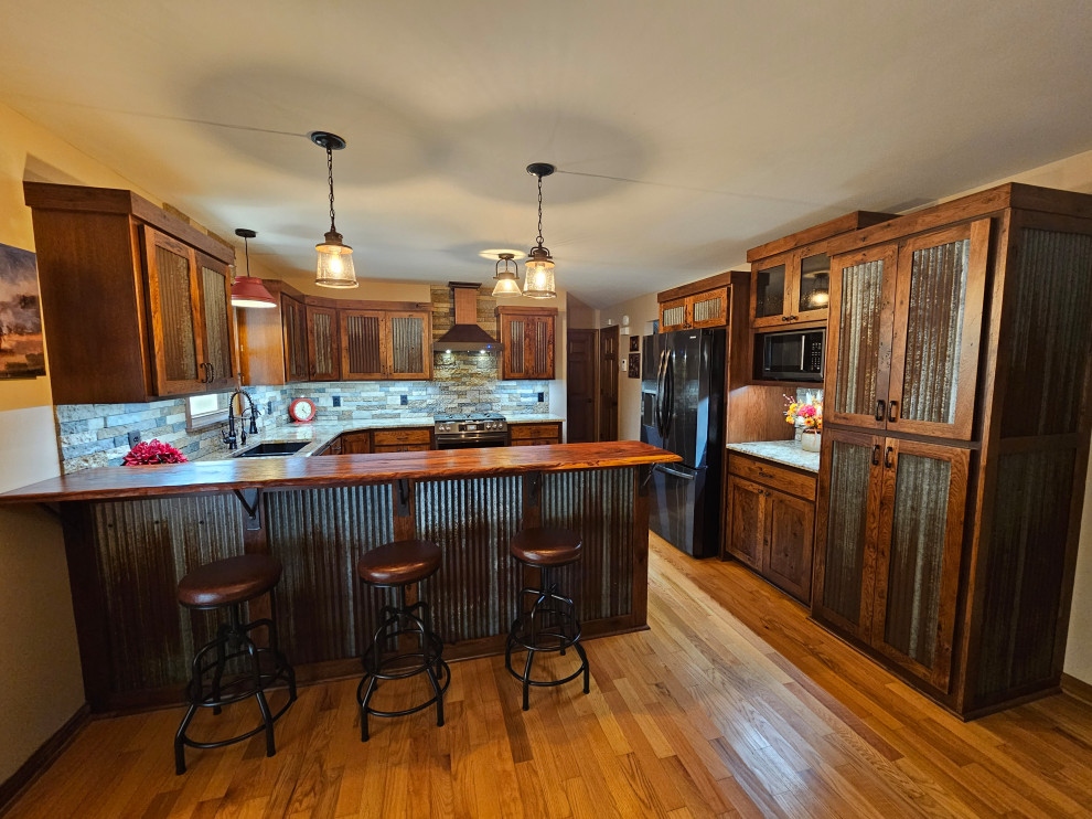 Idee per una cucina stile rurale di medie dimensioni con ante in legno bruno e top in granito