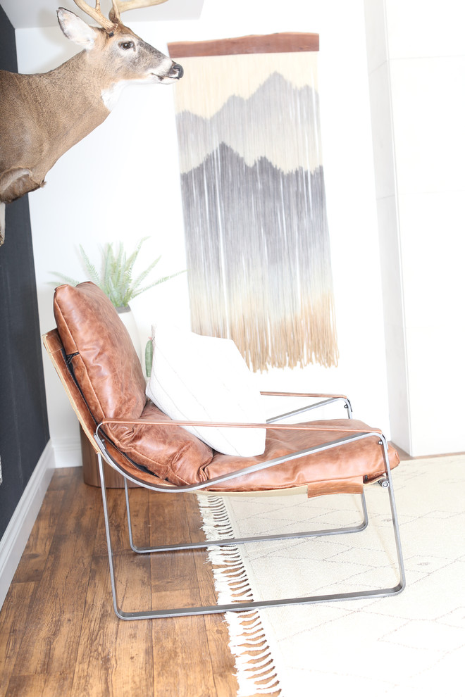 Example of a transitional home design design in Toronto