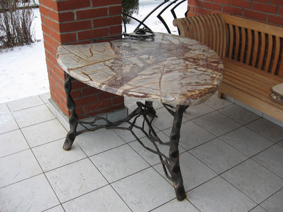 Стол с ракушкой