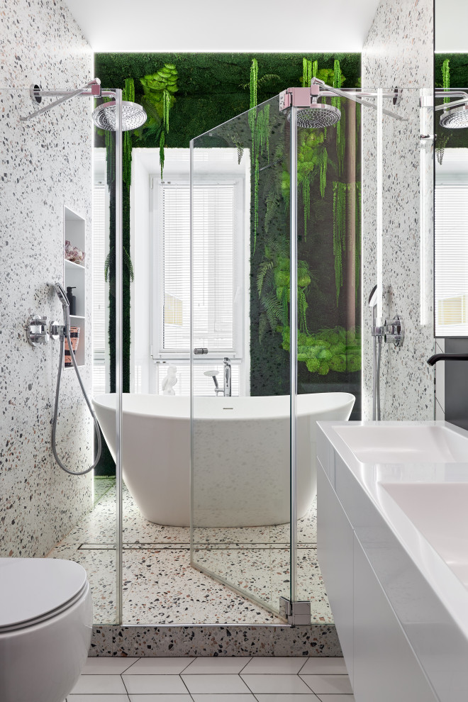 Стильный дизайн: ванная комната среднего размера в современном стиле с плоскими фасадами, белыми фасадами, отдельно стоящей ванной, душем в нише, инсталляцией, разноцветной плиткой, керамогранитной плиткой, разноцветными стенами, полом из керамической плитки, душевой кабиной, накладной раковиной, столешницей из искусственного камня, белым полом, душем с распашными дверями, белой столешницей, нишей, тумбой под две раковины и подвесной тумбой - последний тренд
