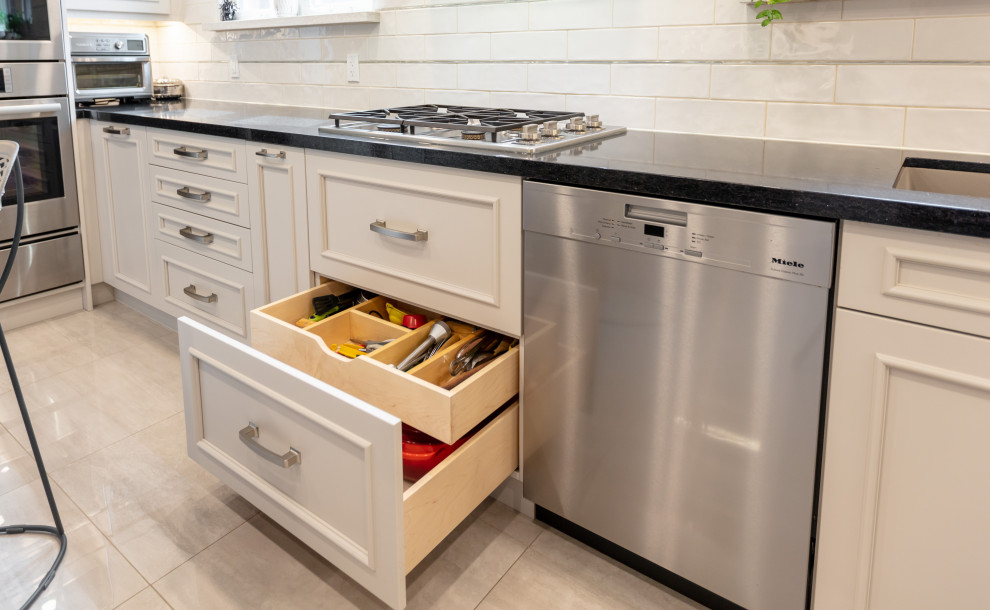 Example of a classic kitchen design in Toronto