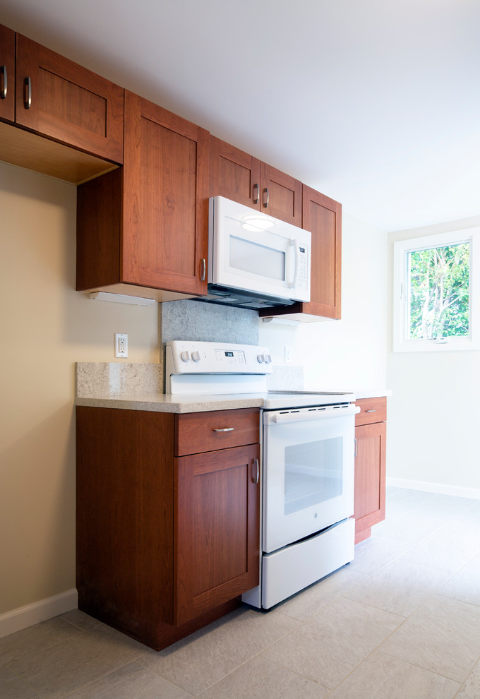 Transitional home design photo in Hawaii