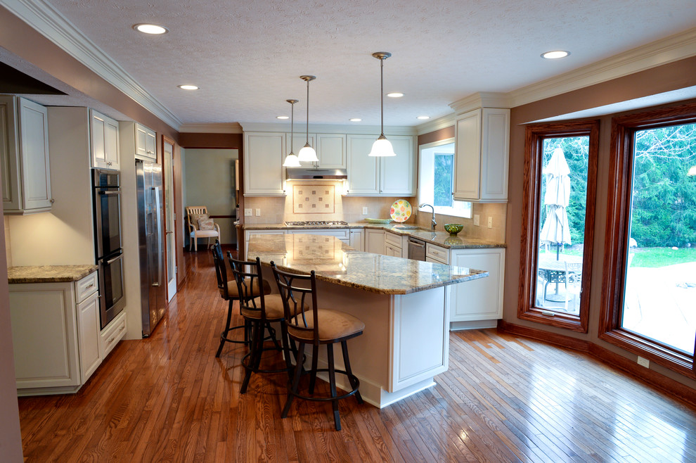 Example of a transitional home design design in Cleveland
