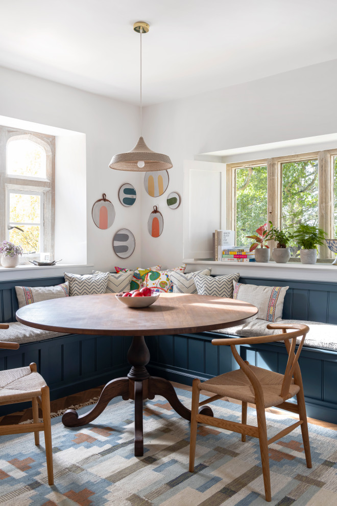Свежая идея для дизайна: столовая в классическом стиле с с кухонным уголком и белыми стенами - отличное фото интерьера
