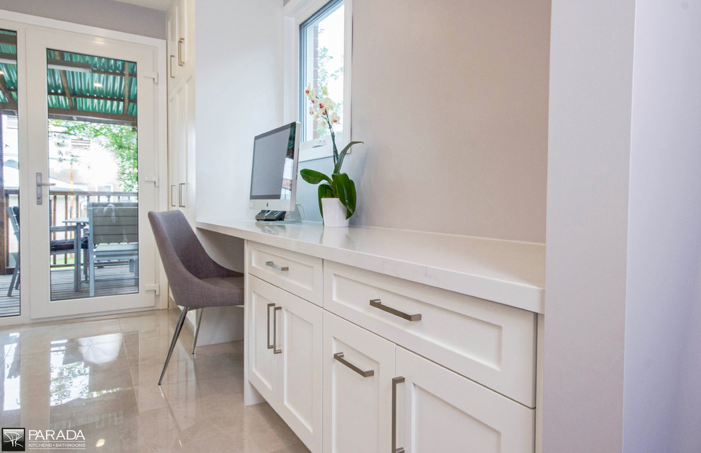 Transitional home design photo in Toronto