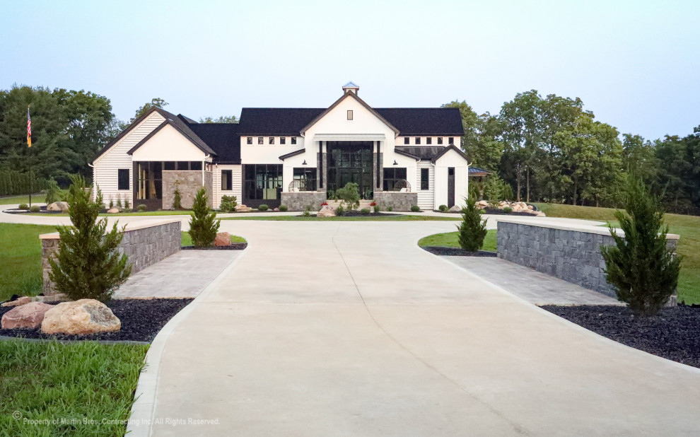 Diseño de fachada de casa blanca y negra de estilo de casa de campo grande de dos plantas con revestimiento de metal, tejado de metal y panel y listón