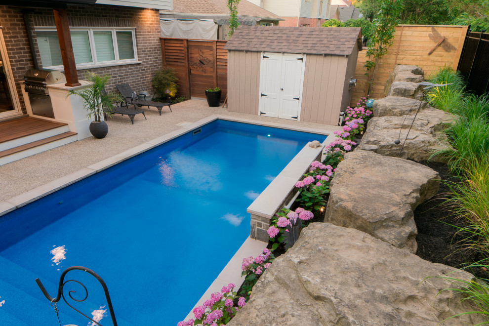 Kleiner Klassischer Pool hinter dem Haus in rechteckiger Form mit Pool-Gartenbau in Toronto