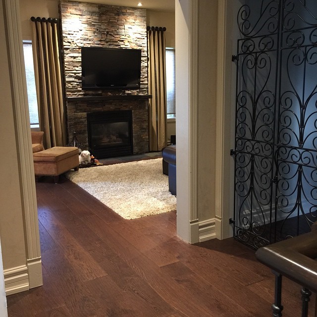 Example of a transitional home design design in Toronto