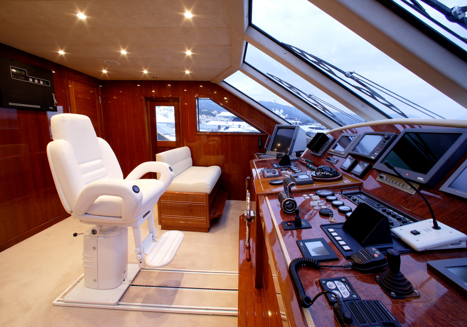 Частная яхта