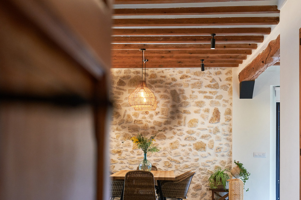Ejemplo de comedor abovedado rural grande abierto con suelo de baldosas de cerámica y chimenea de doble cara