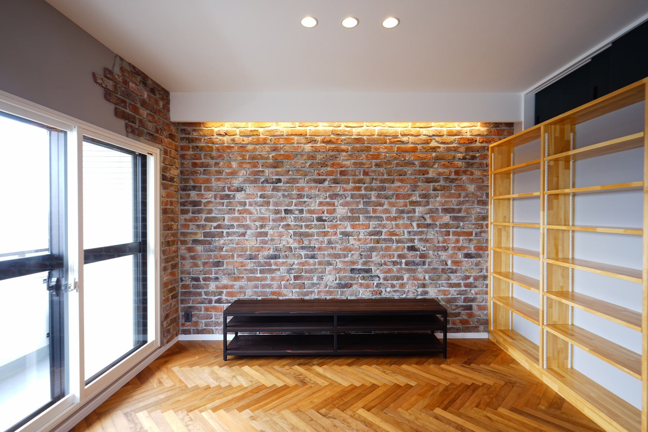 ミッドセンチュリースタイルのおしゃれなリビング クロスの天井 のインテリア画像 75選 22年12月 Houzz ハウズ