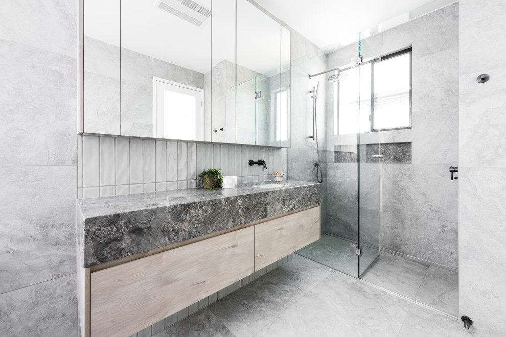 Photo of a contemporary bathroom in Brisbane with marble benchtops.
