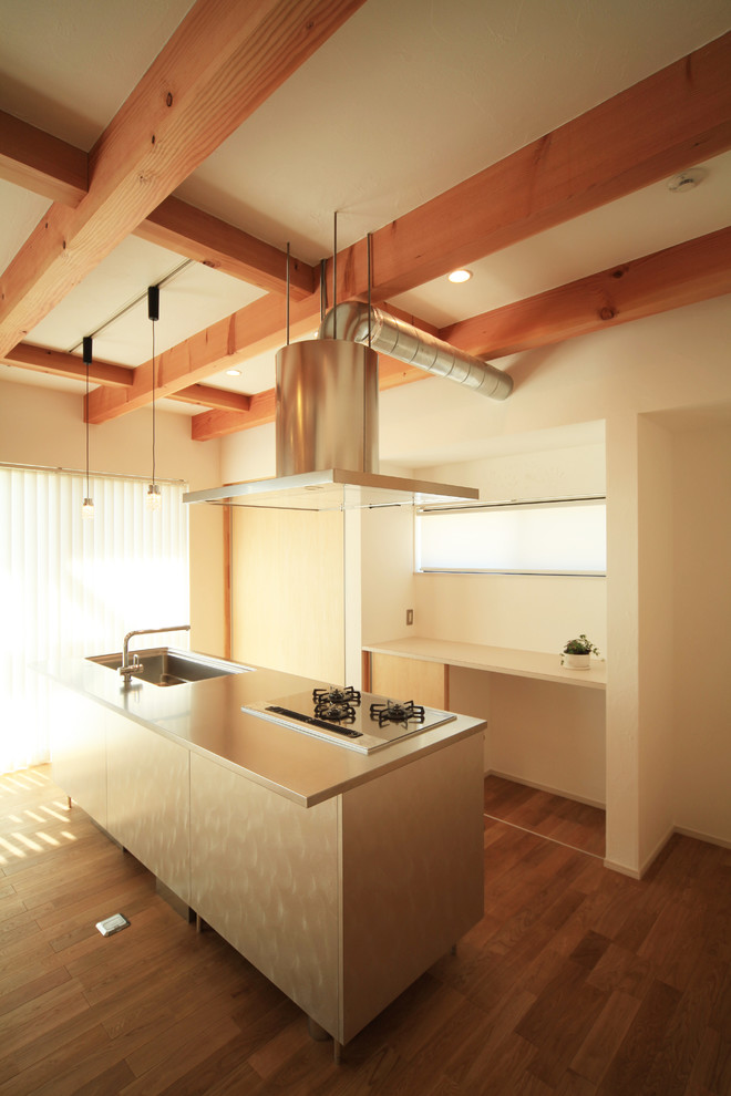 Inspiration for an asian single-wall kitchen in Nagoya with metallic splashback and medium hardwood floors.