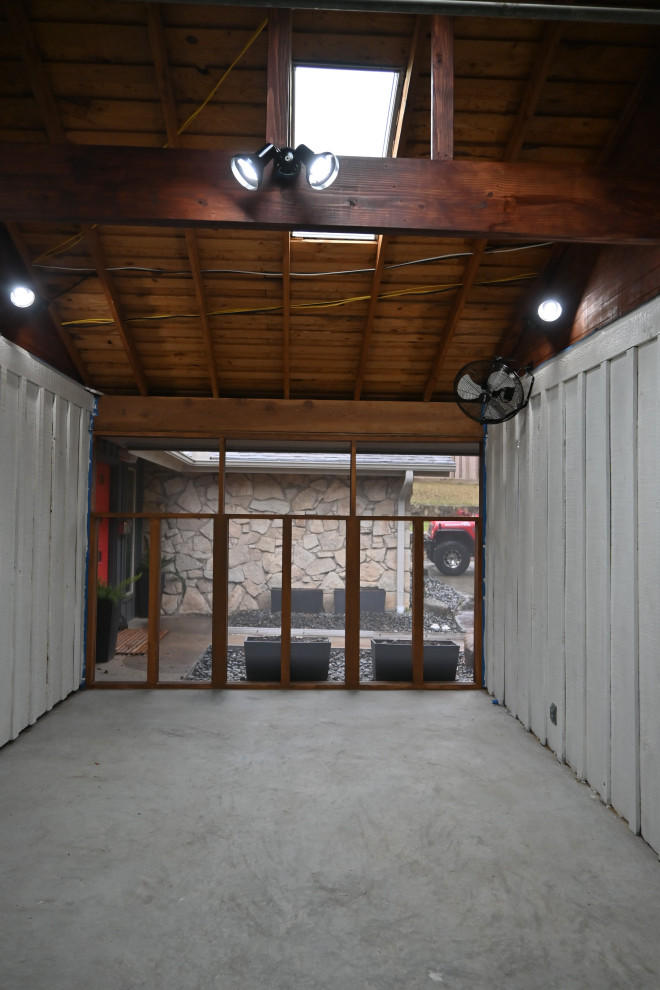 Diseño de galería rural de tamaño medio con suelo de cemento y suelo gris
