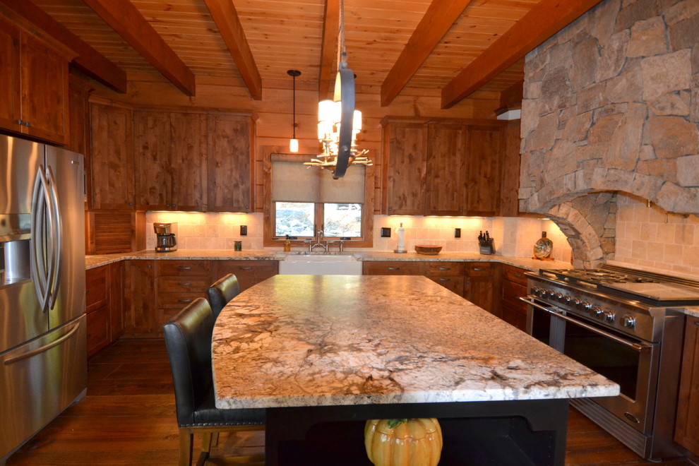 Mid-sized mountain style u-shaped medium tone wood floor and brown floor eat-in kitchen photo with a farmhouse sink, shaker cabinets, medium tone wood cabinets, granite countertops, beige backsplash, stone tile backsplash, stainless steel appliances, an island and multicolored countertops