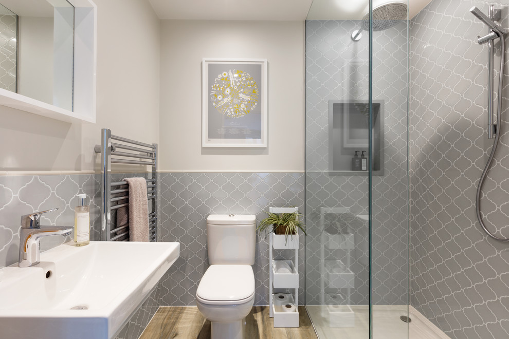 Mid-sized contemporary bathroom in London with a one-piece toilet, gray tile, ceramic tile, a wall-mount sink, an open shower and beige walls.