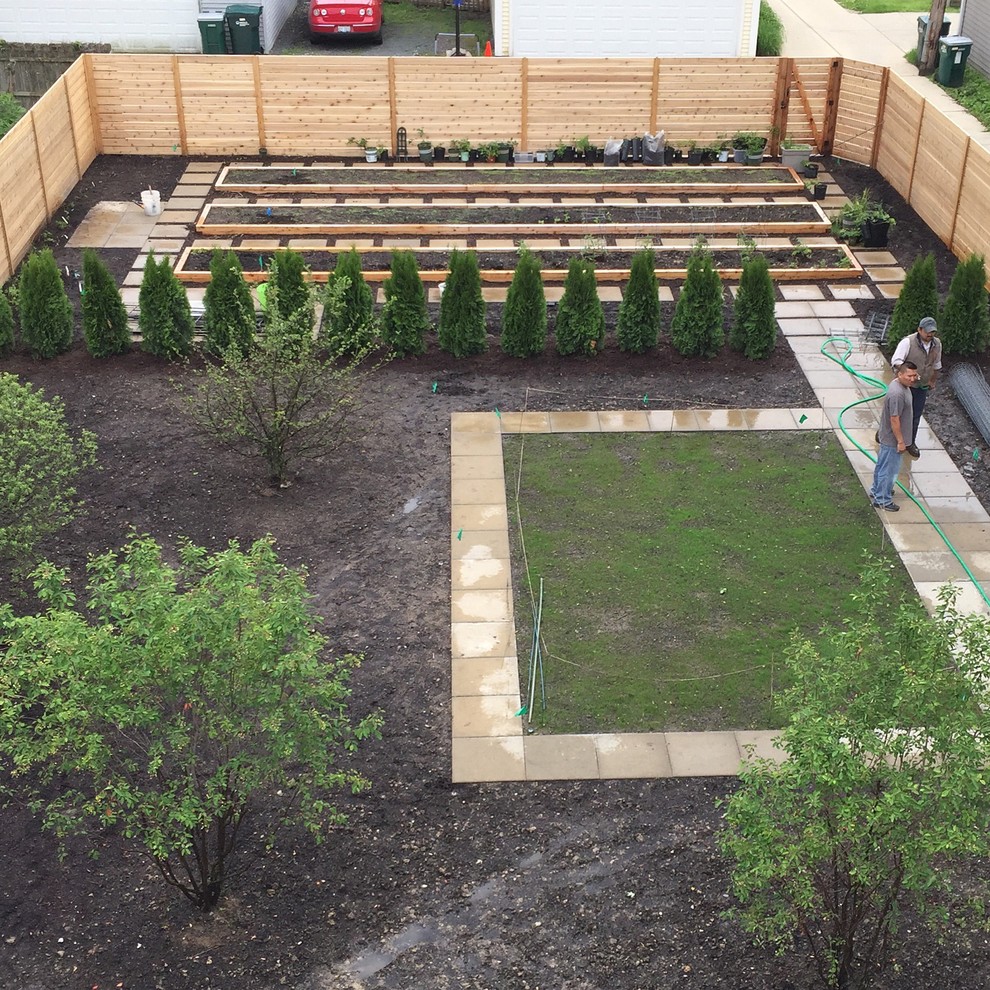 This is an example of a mid-sized modern garden in Chicago.