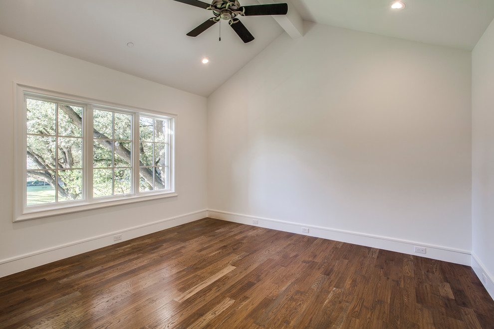 Example of a transitional home design design in Dallas