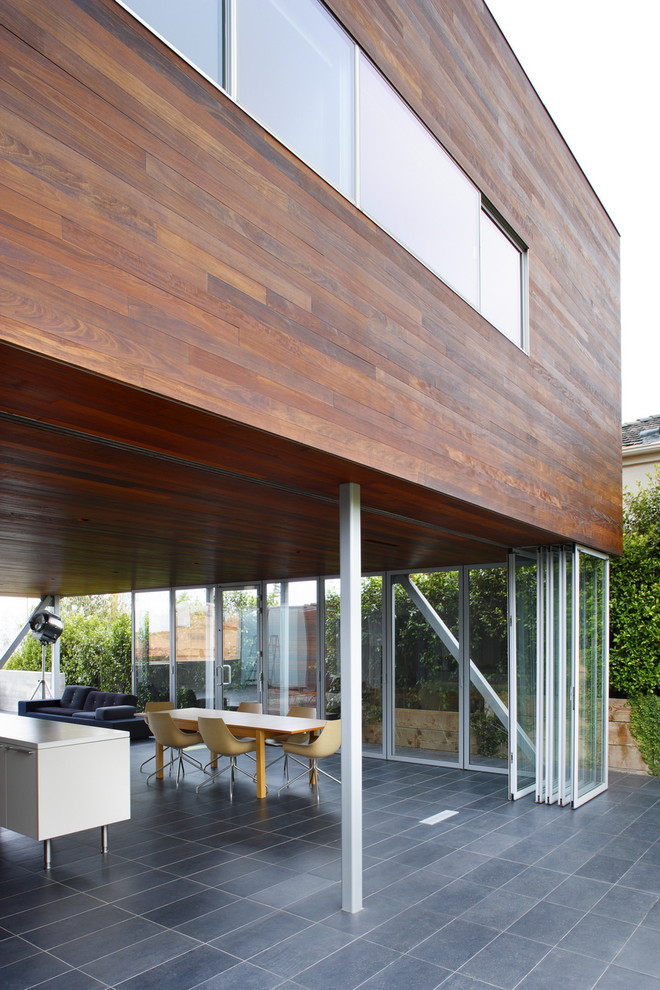 This is an example of a modern patio in Los Angeles.