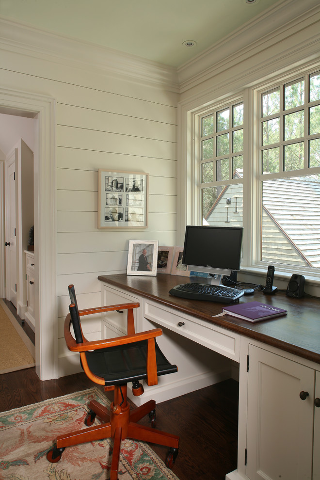 Design ideas for an arts and crafts home office in Charleston.