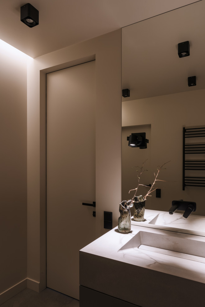 Exempel på ett mellanstort industriellt grå grått badrum med dusch, med släta luckor, grå skåp, våtrum, brun kakel, keramikplattor, vita väggar, klinkergolv i porslin, ett konsol handfat, bänkskiva i betong, grått golv och dusch med gångjärnsdörr