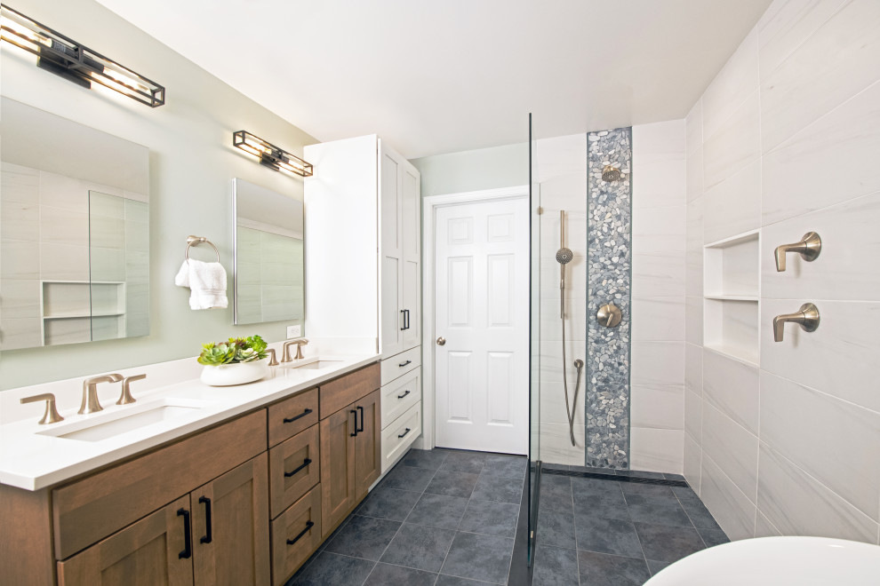 Idée de décoration pour une salle de bain principale de taille moyenne avec une baignoire d'angle, une douche ouverte, un carrelage blanc, du carrelage en marbre, un mur vert, un sol en galet, un lavabo posé et un sol gris.
