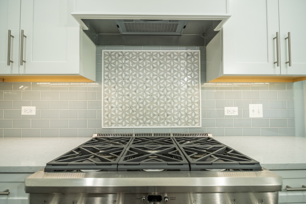 Kitchen - mid-sized transitional dark wood floor and brown floor kitchen idea in Chicago with an undermount sink, shaker cabinets, white cabinets, quartz countertops, gray backsplash, mosaic tile backsplash, stainless steel appliances, an island and white countertops