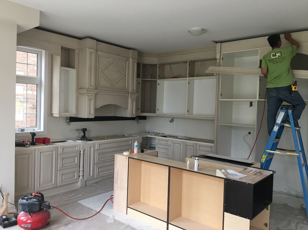 Example of a transitional home design design in Toronto