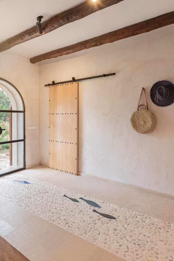 Источник вдохновения для домашнего уюта: входная дверь среднего размера в средиземноморском стиле с бежевыми стенами, полом из травертина, двустворчатой входной дверью, стеклянной входной дверью, бежевым полом и балками на потолке