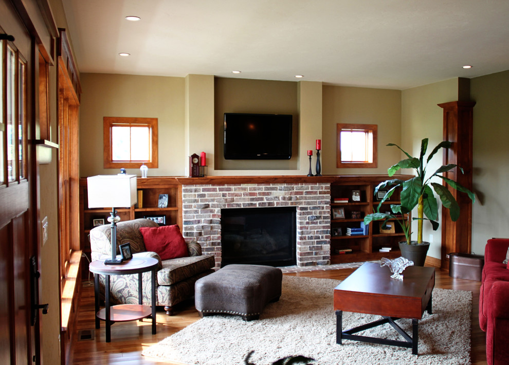 This is an example of a traditional living room in Milwaukee.