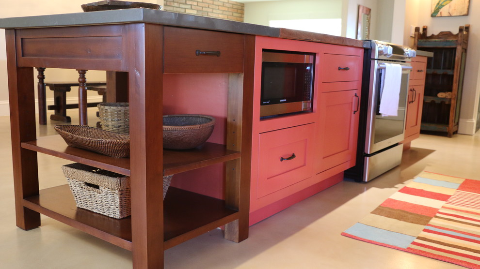 Example of a transitional home design design in Phoenix