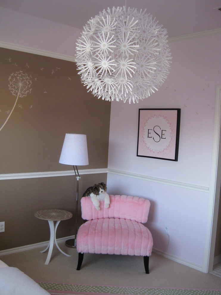 Example of a transitional home design design in Dallas