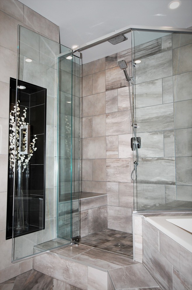 Inspiration for a mid-sized modern master bathroom in Ottawa with shaker cabinets, white cabinets, a drop-in tub, a double shower, a two-piece toilet, gray tile, porcelain tile, green walls, porcelain floors, an undermount sink, engineered quartz benchtops, grey floor and a hinged shower door.