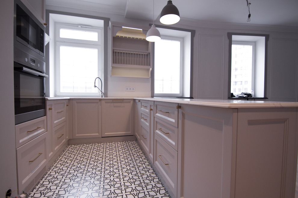 П-образная кухня с барной стойкой в сером цвете