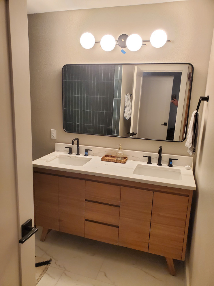 Transitional home design photo in Austin