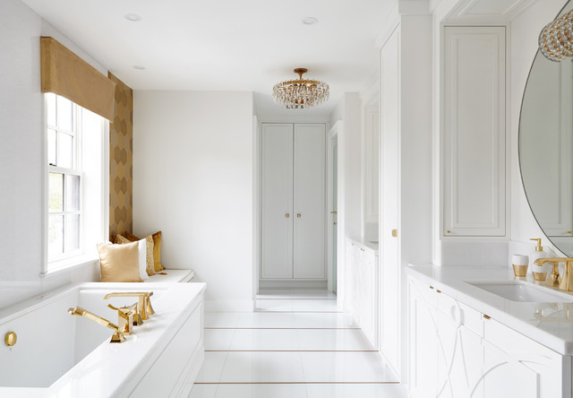 Gold details for this bathroom klassisch-modern-badezimmer