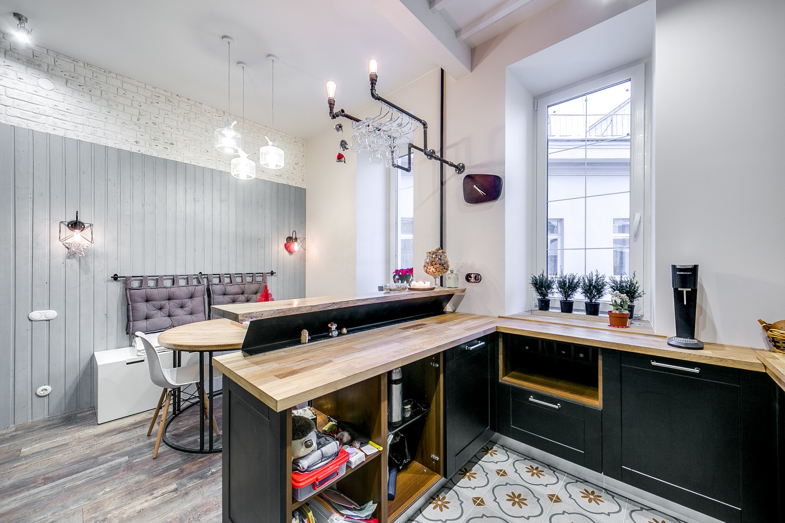 Просторная кухня в стиле лофт