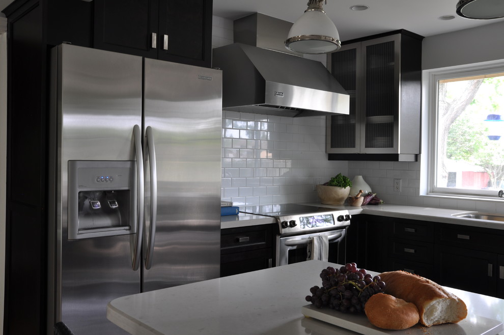 Kitchen - transitional kitchen idea in Toronto