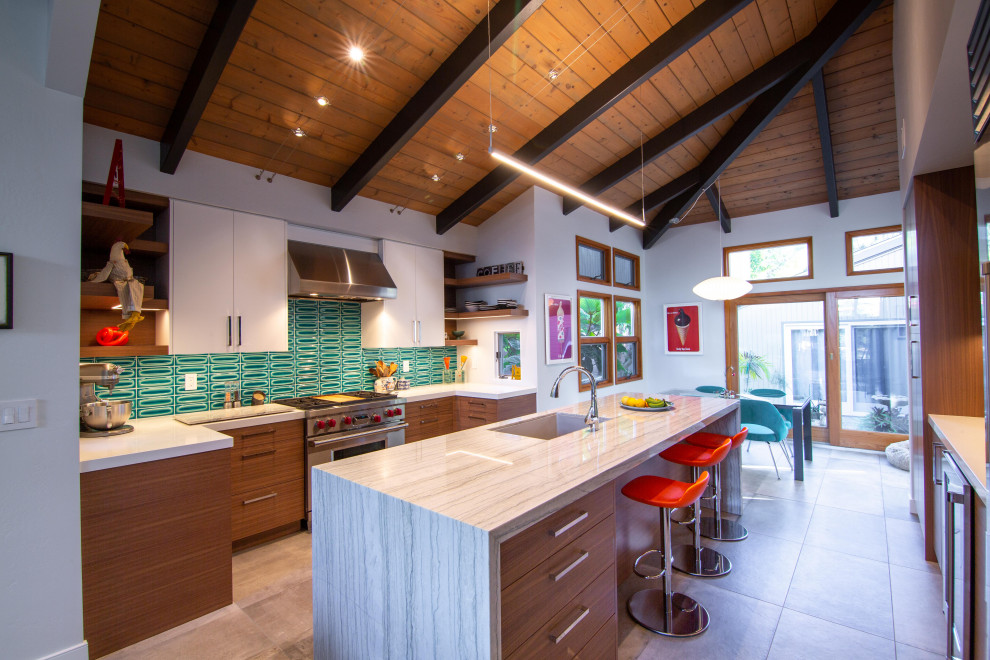 Esempio di una grande cucina moderna con lavello sottopiano, ante lisce, paraspruzzi verde, elettrodomestici in acciaio inossidabile, top beige e soffitto in perlinato