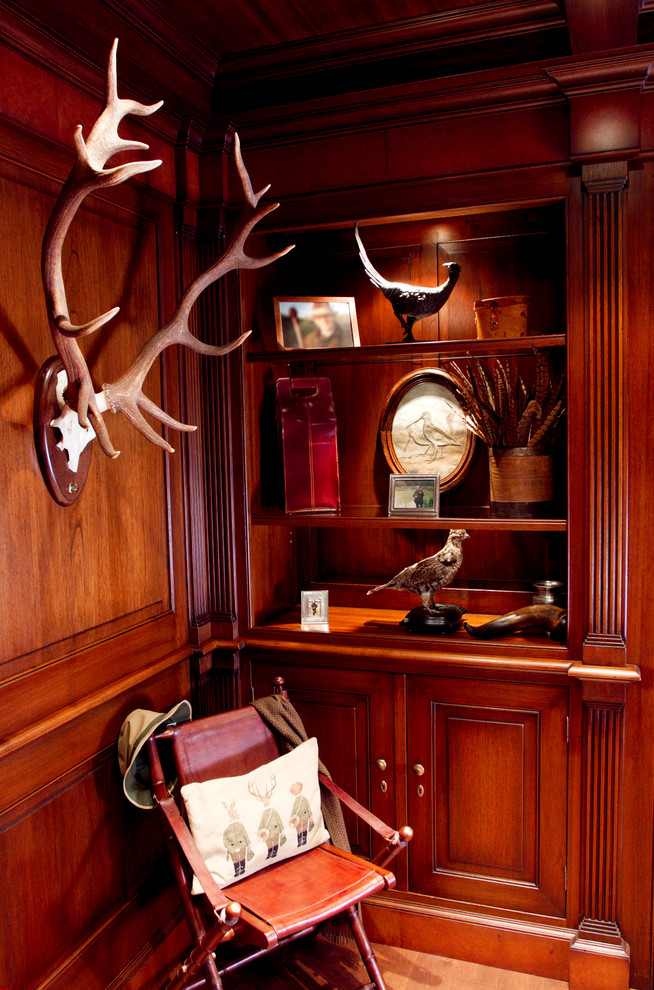 Hunting Room / Chambre de Chasse Traditional Closet Montreal by