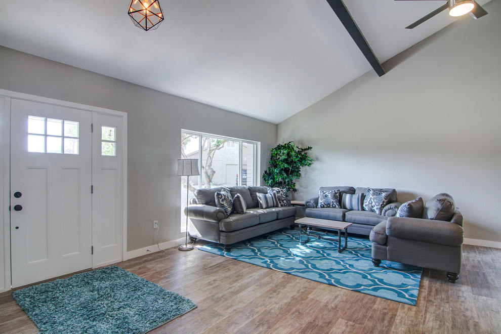 Transitional home design photo in Phoenix