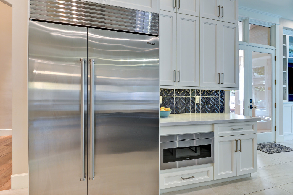 Transitional home design photo in Phoenix