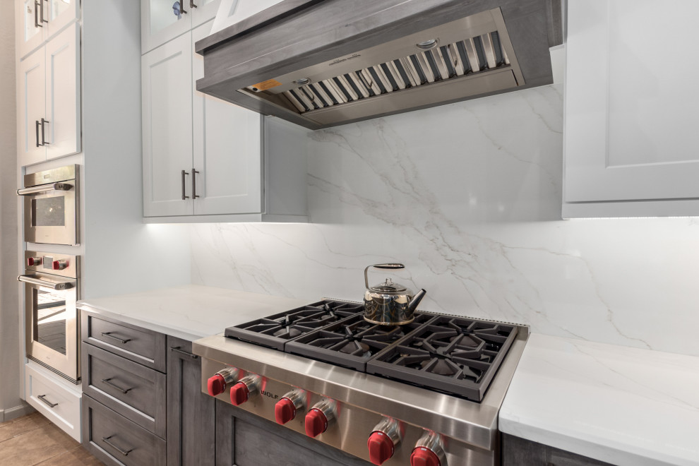 Kitchen - transitional kitchen idea in Phoenix