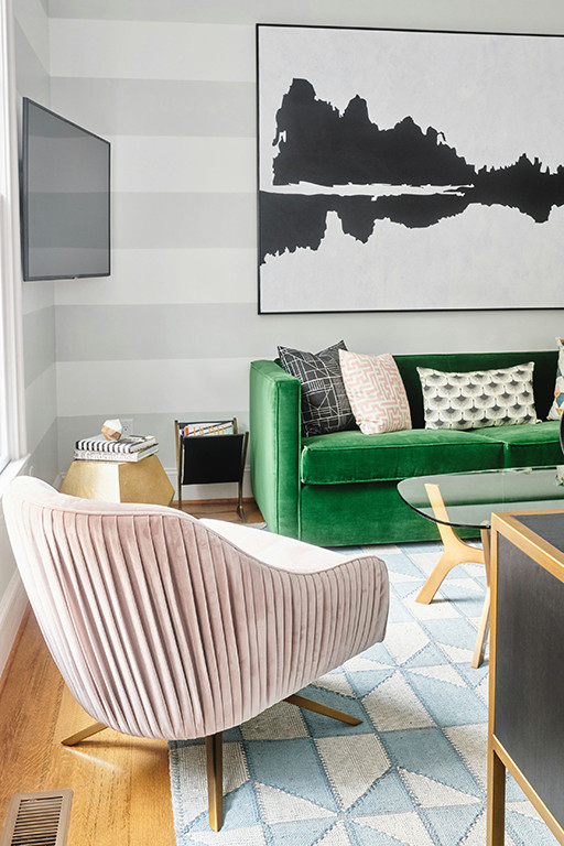 Ejemplo de despacho minimalista grande con paredes azules, suelo de madera en tonos medios, escritorio independiente y suelo azul