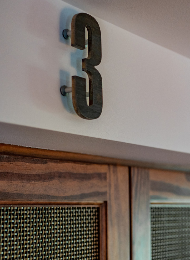 Example of a transitional entryway design in Boston