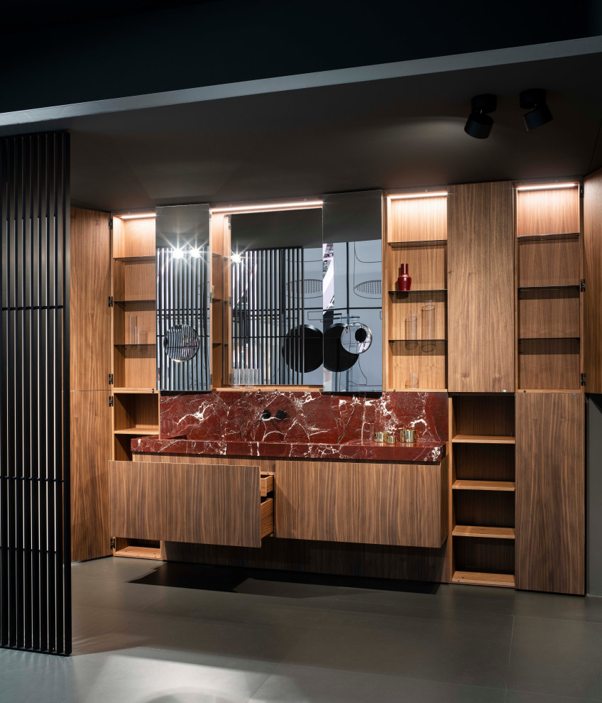 Badezimmer En Suite With Kassettenfronten, freistehender Badewanne, Betonboden, integriertem Waschbecken, Marmor-Waschbecken/Waschtisch, grauem Boden, roter Waschtischplatte, eingebautem Waschtisch and Holzwänden in Munich