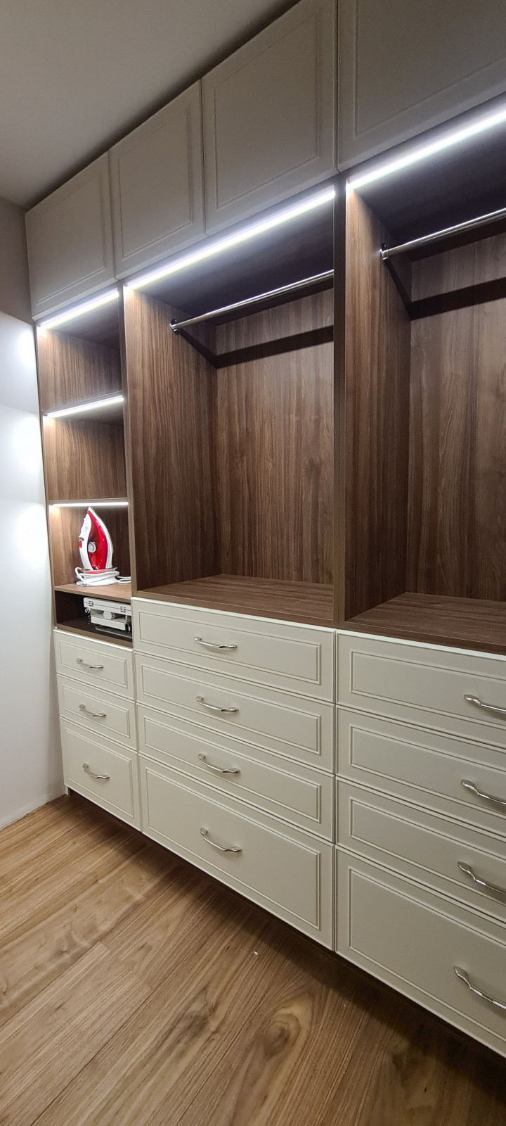 Гардеробная с гладильной доской