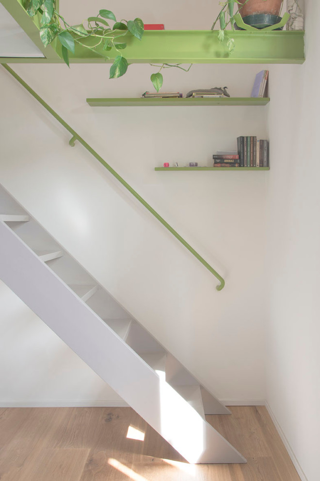 На фото: лестница в стиле шебби-шик с