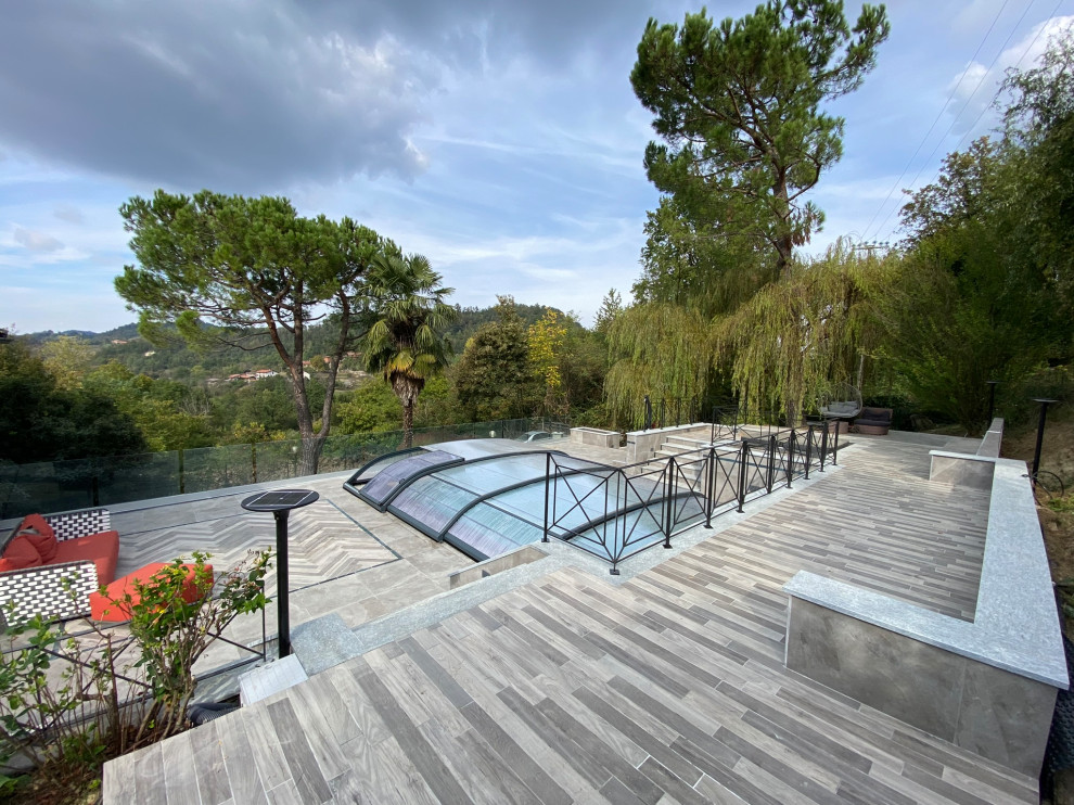 Immagine di una piscina minimal rettangolare di medie dimensioni e davanti casa con una vasca idromassaggio e piastrelle