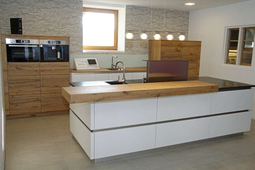 Moderne Küche mit Echoholzfronten und Lackfronten in Weiß kombiniert